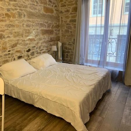 Studio With Exposed Stone Vieux Lyon Лион Екстериор снимка