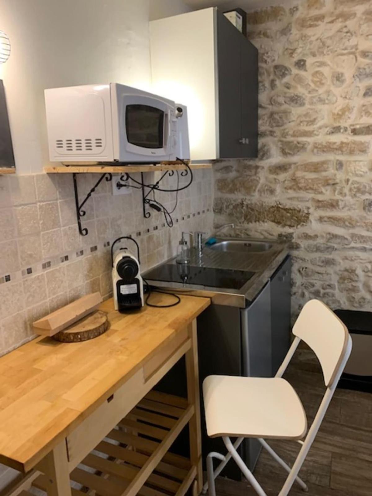 Studio With Exposed Stone Vieux Lyon Лион Екстериор снимка